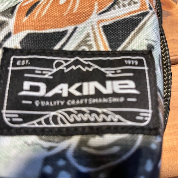 👜 Dakine NWOT Cinch Pack 17L - Tropical Leaves - Picture 2 of 7
